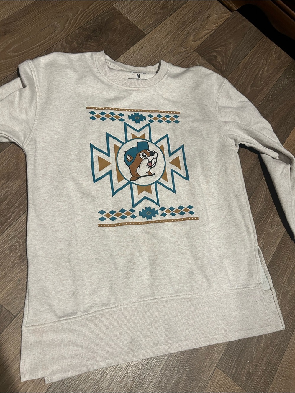 Women’s Buc-ee’s Light Gray Graphic Pullover Sweater with Teal and Tan Accent